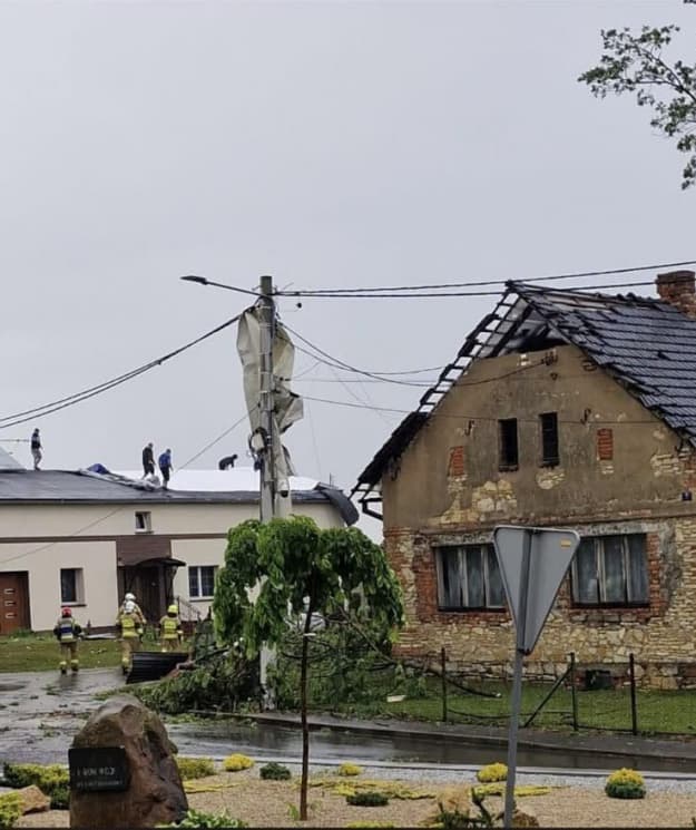 Daños causados por un tornado en Balcarzowice, Polonia