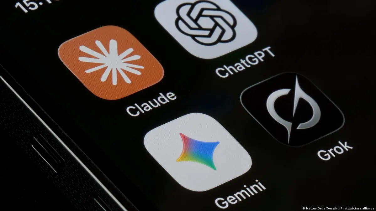 Iconos de ChatGPT, Claude, Gemini y Grok en la pantalla de un smartphone