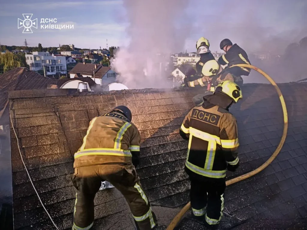 Bomberos ucranianos extinguen un incendio en un edificio tras un ataque ruso