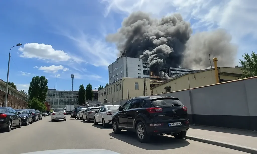 Humo sobre una zona industrial en Vorónezh tras el golpe a la planta Sborka
