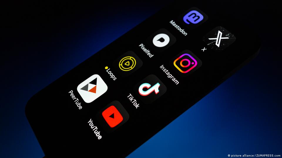 Iconos de Instagram, TikTok, YouTube, X, Mastodon y PeerTube en un smartphone