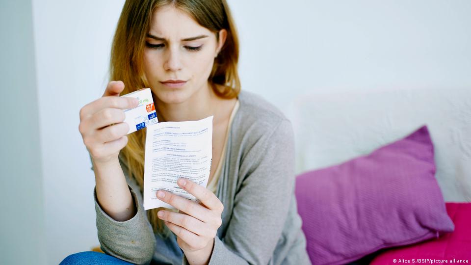 Mujer leyendo el prospecto de un medicamento antidepresivo SSRI