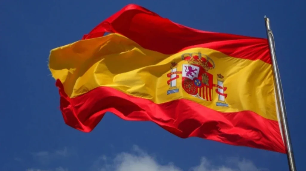 Instalaciones de GNL ruso con bandera de España y la UE al fondo en debate energético