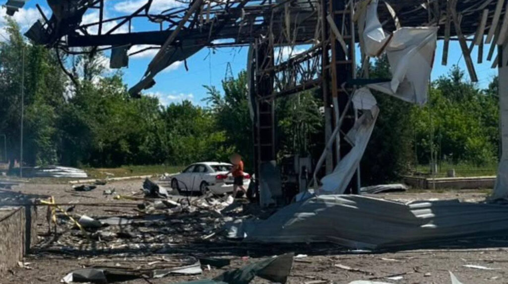 Drones rusos atacan gasolineras en Dergachi Ucrania dejando dos heridos entre llamas