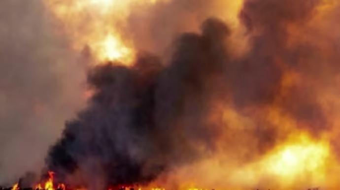 Columna de humo tras ataque Ucrania con bombas aéreas rusas en la región de Sumy