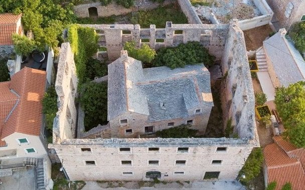 casa dentro de otra casa construida alrededor de una vivienda cuyo dueño se negó a vender