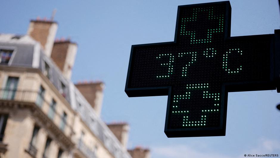 Termómetro bajo el sol durante la ola de calor en Francia con temperaturas extremas