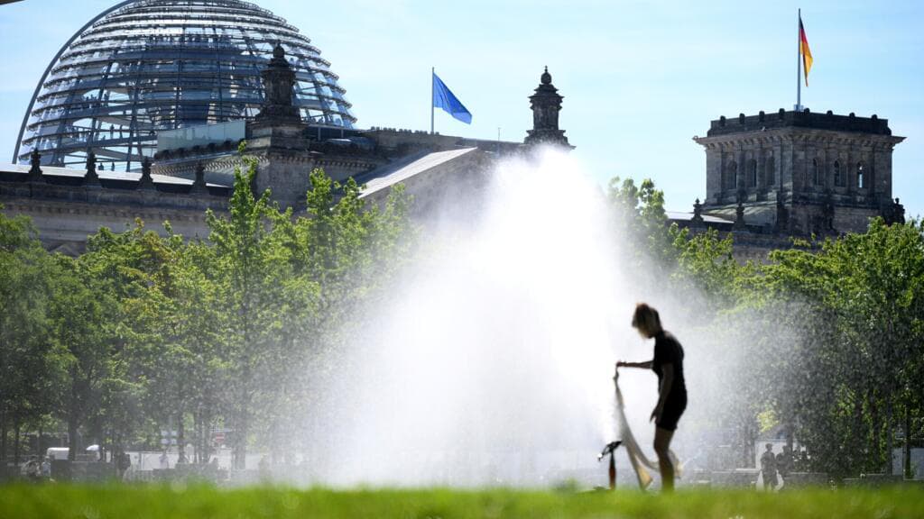 Termómetro marcando temperaturas extremas durante la ola de calor en Alemania