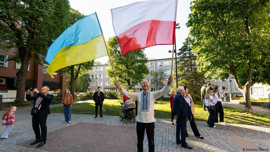 Ucranianos en Polonia reunidos en Gdansk tocando bandura en un acto cultural de la comunidad ucraniana