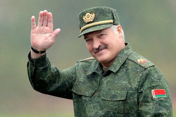 Lukashenko en acto oficial mientras Bielorrusia evalúa su posible entrada en la guerra junto a Rusia