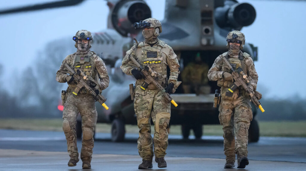Soldados británicos operando drones militares Reino Unido en ejercicio de entrenamiento inspirado en conflicto ucraniano