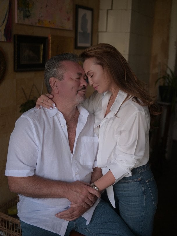 Anna Salivanchuk, actriz ucraniana, preocupada por la salud de su padre tras operación de urgencia