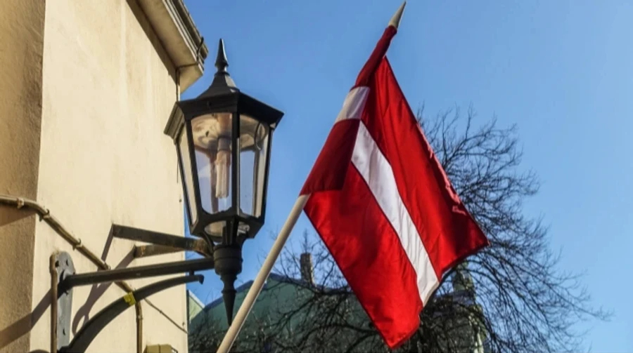 Fachada de la embajada rusa en Riga bajo control documental de las autoridades letonas