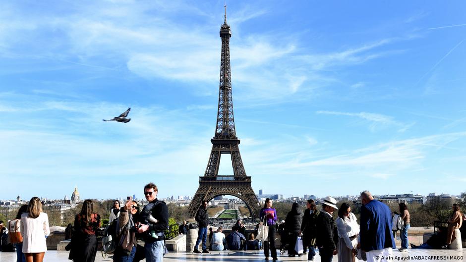Urnas y bandera francesa en las elecciones Francia 2027 para elegir al próximo presidente de la República