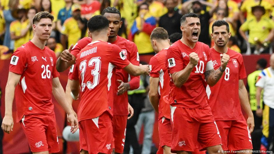 Colombia eliminada en penales por Suiza en el Mundial, jugadores suizos celebran el pase a cuartos