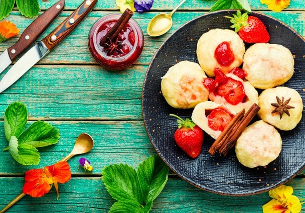 Vareniki con cereza perezosos al vapor servidos en un plato con salsa dulce