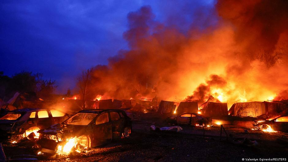 Explosiones en el cielo nocturno de Ucrania durante ataque Rusia Ucrania con drones y misiles balísticos