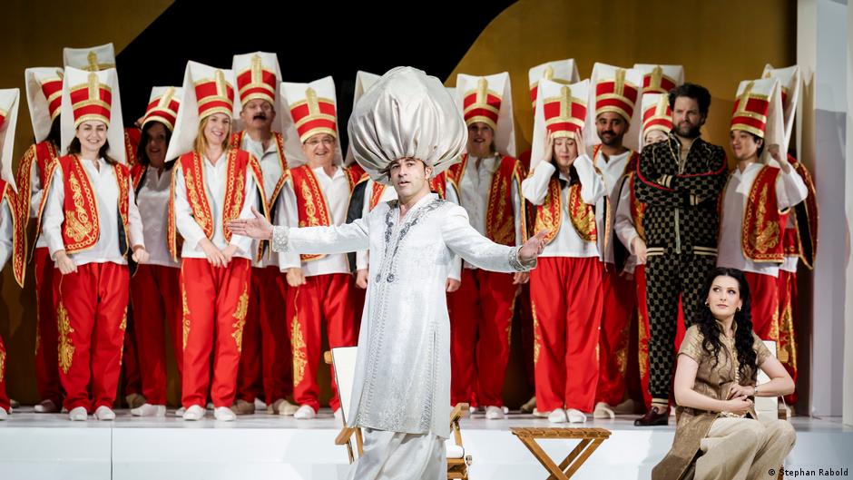Escenario de ópera en Berlín con montaje cómico de Mozart ante el público