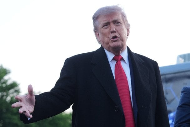 Vista aérea del estrecho de Ormuz con buques de guerra tras las advertencias de Trump a Irán
