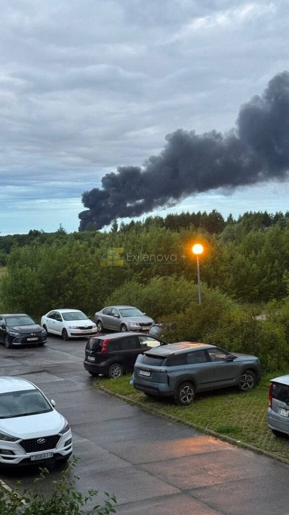 Incendio Tver en depósito de petróleo con columnas de humo negro sobre la ciudad rusa