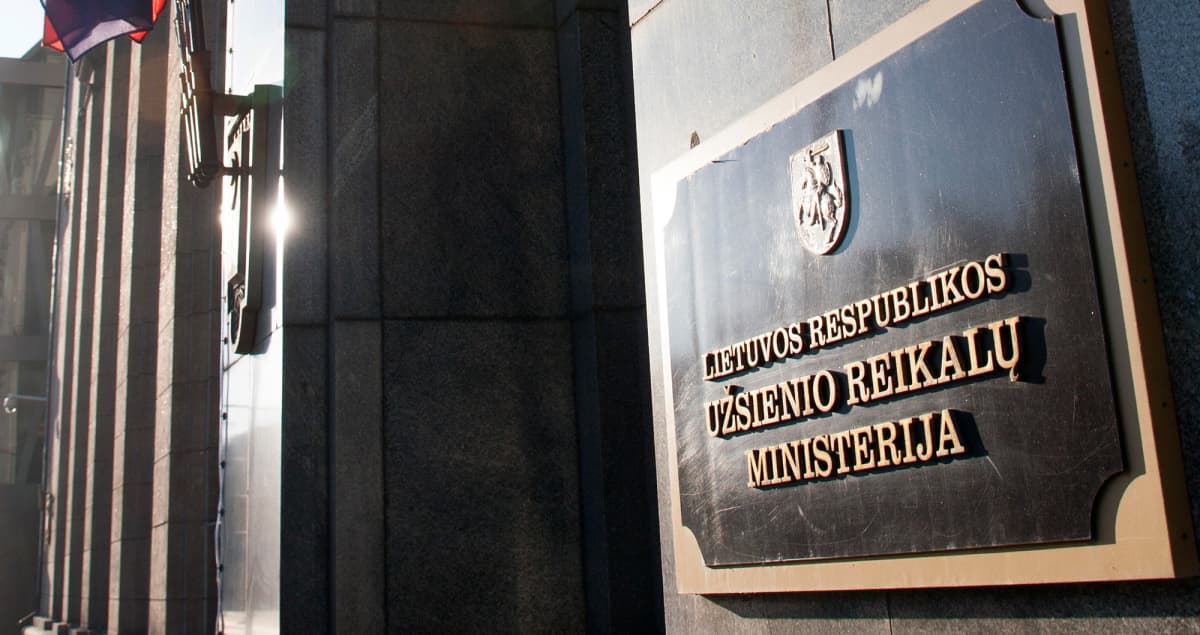 Ministerio de Relaciones Exteriores de Lituania convoca al diplomático ruso en protesta por ataques a Ucrania