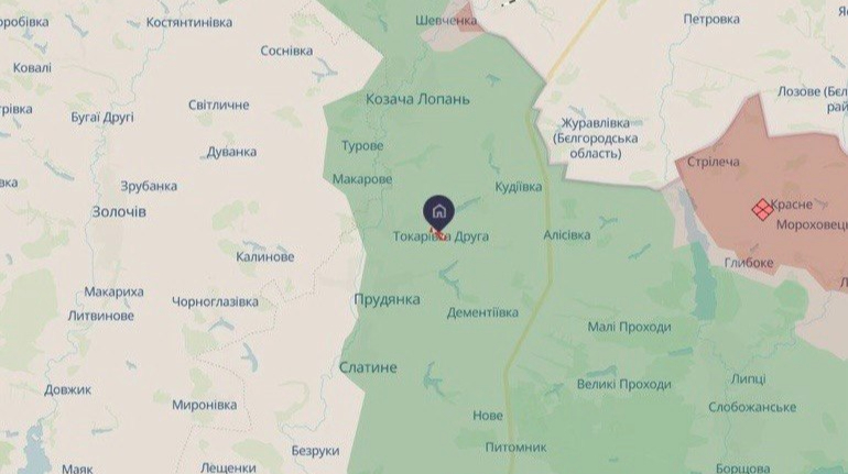dron FPV Ucrania sobrevuela aldea destruida en la región de Járkov durante el conflicto