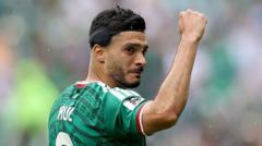 Raúl Jiménez con la banda protectora en la cabeza durante un partido, secuela de su grave lesión en 2020