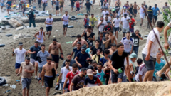 Militares españoles desplegados en la frontera de Ceuta tras avalancha de migración Ceuta