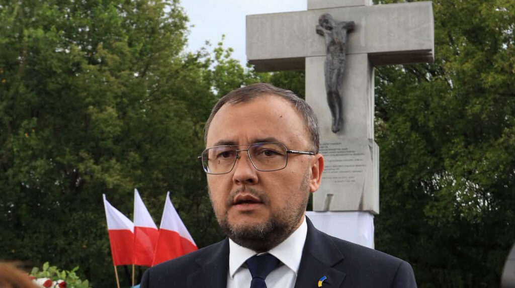 Embajador de Ucrania rinde homenaje a víctimas de la tragedia de Volinia en una ceremonia en Varsovia