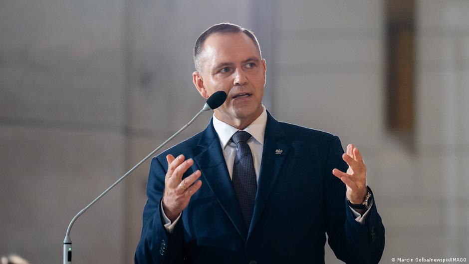 Nawrocki pide prohibir la bandera UPA en Polonia durante acto oficial de memoria histórica