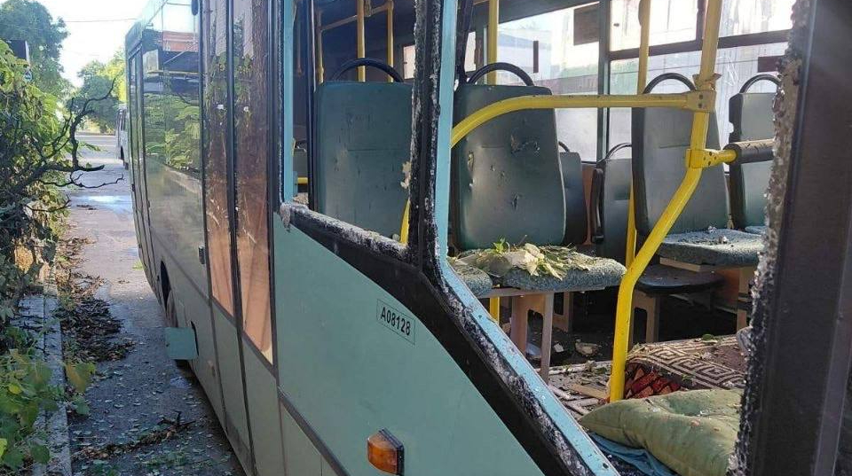 Ataque Jersón: dron impacta minibús civil y deja cinco heridos en la ciudad ucraniana