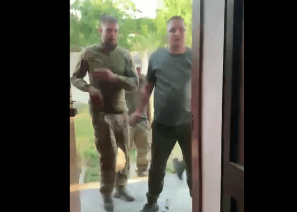Agentes del TCK durante operativo de reclutamiento Ucrania en la ciudad de Smila tras incidente con puertas rotas