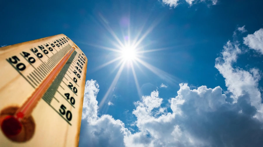 Ola de calor en Europa con termómetros al límite y calles vacías bajo un sol abrasador
