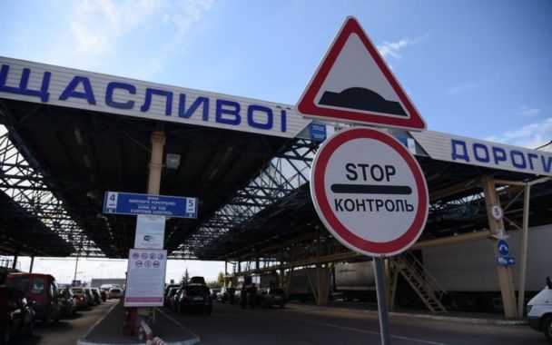 Largas colas de vehículos en la frontera Polonia Ucrania durante el verano de 2025