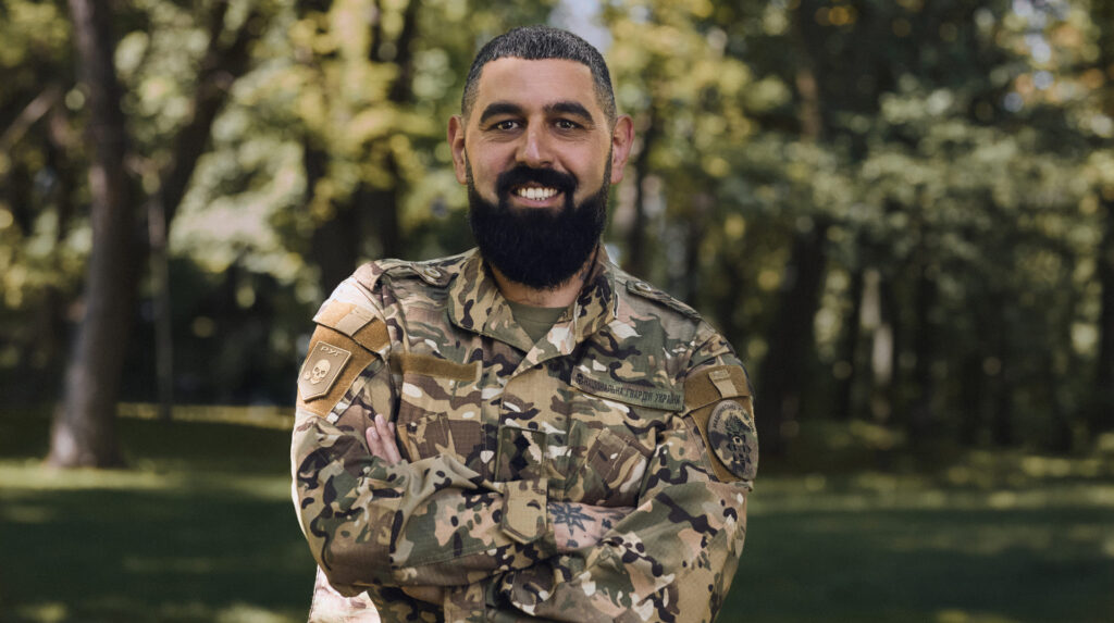 Comandante del regimiento Khartia habla sobre voluntarios extranjeros en la guerra Ucrania voluntarios