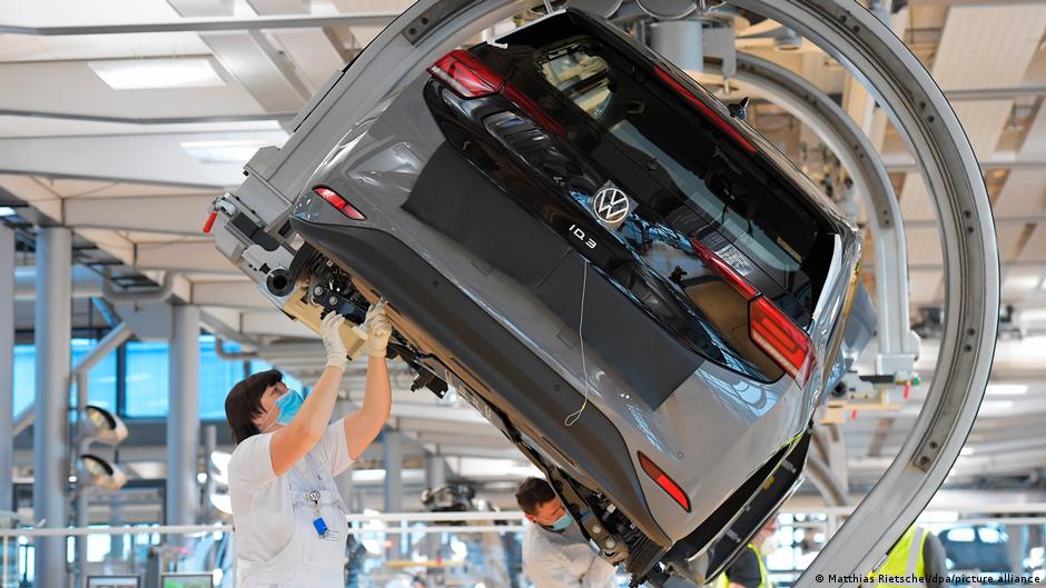 Trabajadores de Volkswagen en planta de producción afectada por los despidos Volkswagen masivos