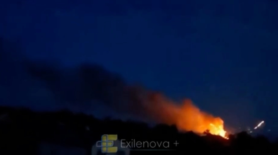 explosión Donetsk en almacén de municiones con columna de humo y llamas visibles