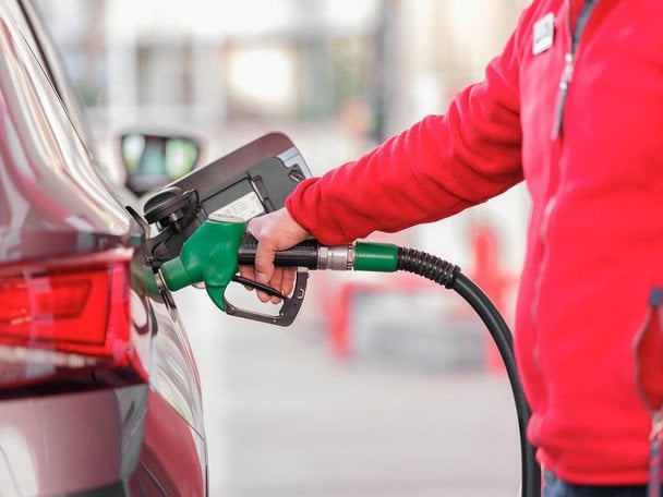 Surtidor de gasolina en Rusia afectado por la crisis petrolera rusa y la caída en la calidad del combustible