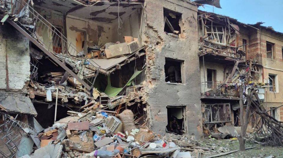Escena del ataque en Zaporiyia con dos muertos y nueve heridos tras bombardeo en la ciudad ucraniana