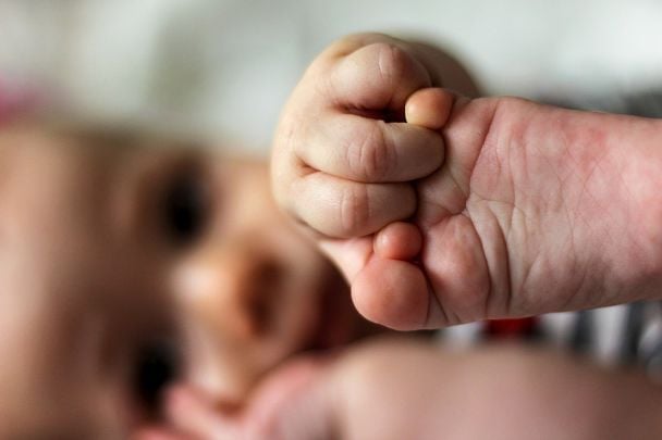 Bebé hospitalizado por desnutrición grave como consecuencia de negligencia infantil por parte de su madre