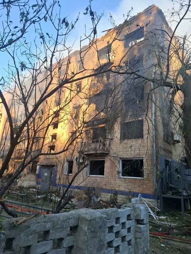 Edificio residencial en Kiev dañado tras bombardeo Ucrania con apartamentos de directores afectados