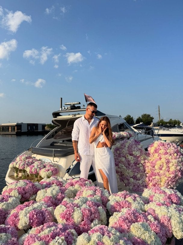 Natalka Denisenko recibe una romántica sorpresa de su novio en un emotivo momento de pareja