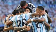 Jugadores de la selección argentina en el Mundial celebrando un gol ante la mirada preocupada de España
