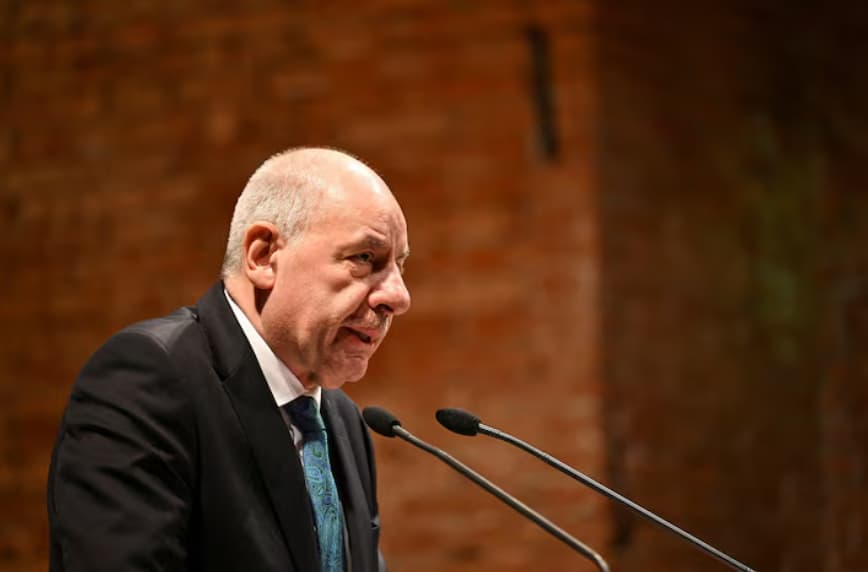 El presidente de Hungría firma la ley que regula su propia destitución del cargo