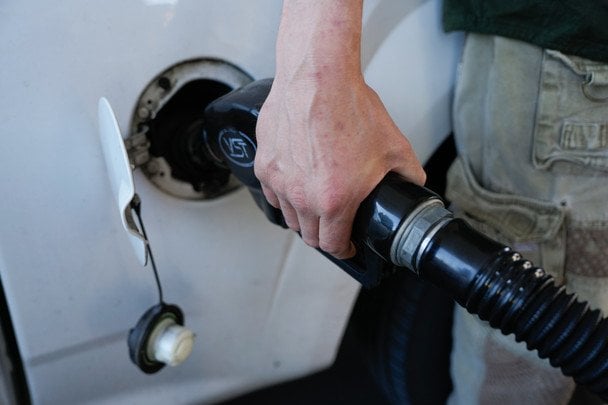Surtidor de gasolina en Ucrania con el precio actualizado el 19 de julio tras el alza de combustibles