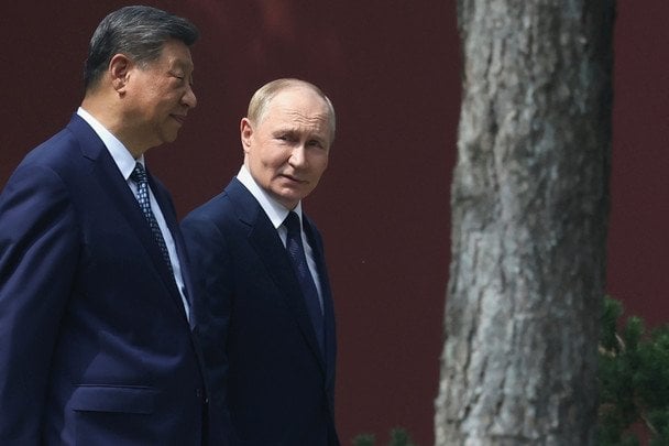 Oleoducto ruso con banderas de Rusia y China simbolizando la dependencia energética Rusia China