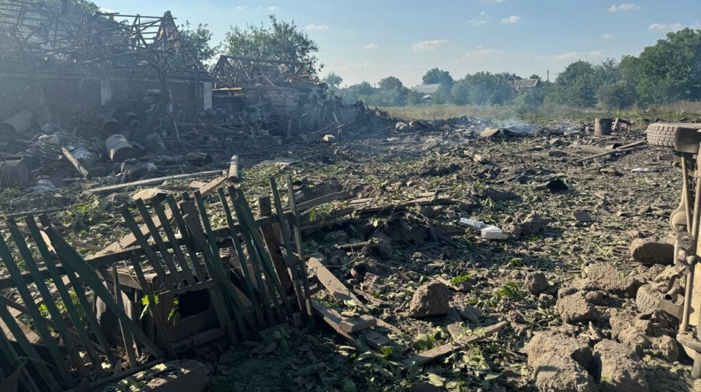 Edificios destruidos tras el bombardeo en Donetsk en la localidad de Oleksandrivka con un muerto