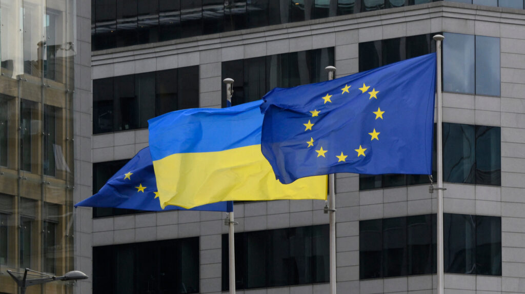 Reunión de diplomáticos europeos debatiendo las sanciones al GNL ruso en Bruselas