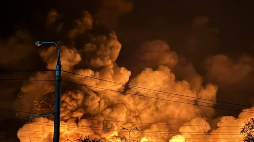 Incendio en centro comercial de Sumy tras ataque ruso con niños entre los heridos