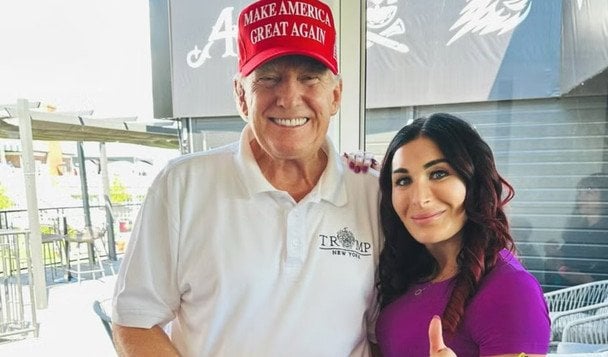 Bloguera del círculo de Trump llega a Ucrania en medio del conflicto con Rusia